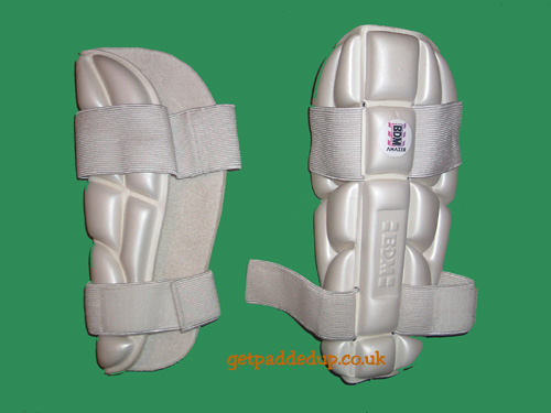 BUBBLE-MOLDED CRICKET ARM GUARD (AMAZER) BUBBLE-MOLDED CRICKET ARM GUARD (AMAZER)